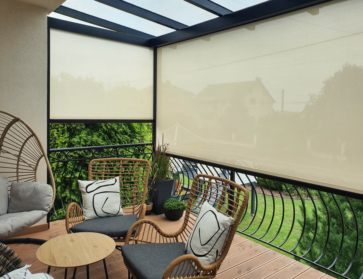 Rolety zabezpieczające taras lub balkon przed wiatrem słońcem i deszczem