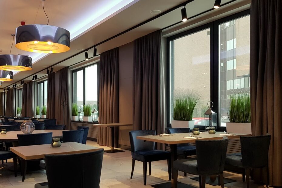 Karnisze elektryczne w restauracji-min › magdalena- wystrój okien na wymiar. Rolety żaluzje moskitiery z usługą montażu, na wymiar. Markowy produkt i profesjonalna usługa to my. 3 ›