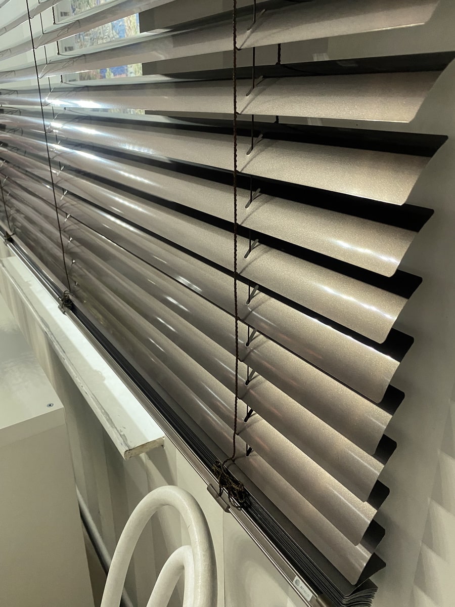 Żaluzje aluminiowe 50 mm drabinka sznurkowa do salonu i zasłony