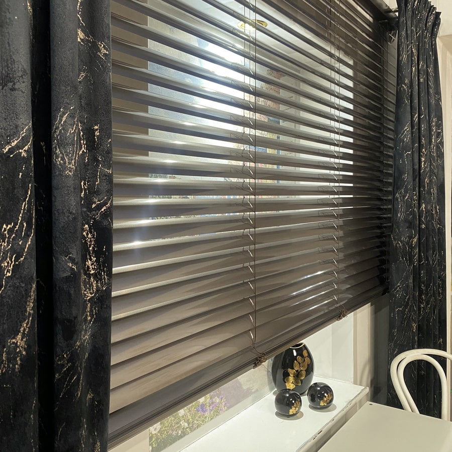 Żaluzje aluminiowe 50 mm elektryczne do salonu i zasłony