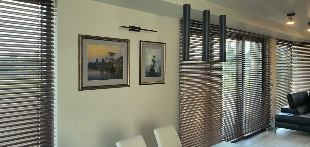 Żaluzje aluminiowe 50 mm elektryczne w salonie