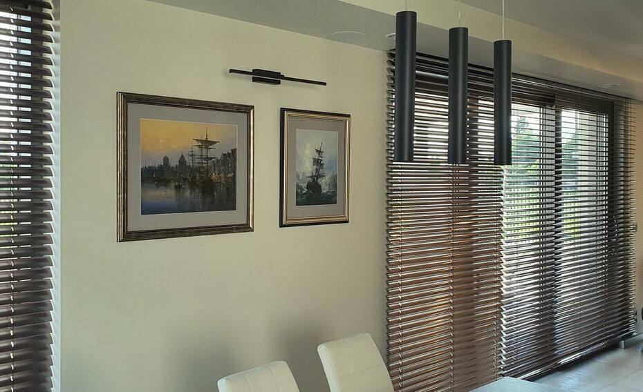 Żaluzje aluminiowe 50 mm elektryczne w salonie
