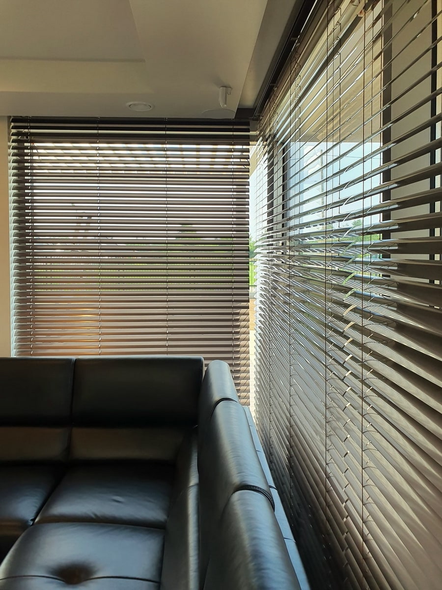 Żaluzje aluminiowe 50 mm w oknie balkonowym